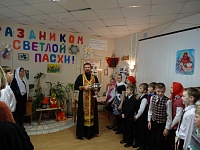 Воспитанники воскресной школы поздравили с Воскресением Христовым пациентов организации "Триединство"
